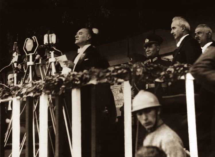 BMY_officialfc's tweet photo. Cumhuriyetimizin ilanının 97. yılında Büyük Önderimiz Gazi Mustafa Kemal Atatürk'ü, aziz şehitlerimizi ve gazilerimizi saygı ve rahmetle anıyor, Cumhuriyet Bayramımızı en içten dileklerimizle kutluyoruz. Ne mutlu TÜRK’üm diyene!...🇹🇷❤

👇🏼Ankara, 29 Ekim 1933. https://t.co/FJUiApHLJW