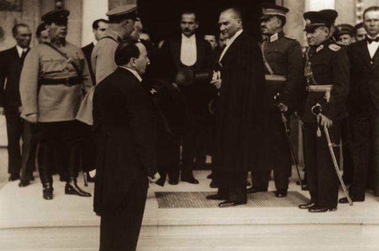 BMY_officialfc's tweet photo. Cumhuriyetimizin ilanının 97. yılında Büyük Önderimiz Gazi Mustafa Kemal Atatürk'ü, aziz şehitlerimizi ve gazilerimizi saygı ve rahmetle anıyor, Cumhuriyet Bayramımızı en içten dileklerimizle kutluyoruz. Ne mutlu TÜRK’üm diyene!...🇹🇷❤

👇🏼Ankara, 29 Ekim 1933. https://t.co/FJUiApHLJW