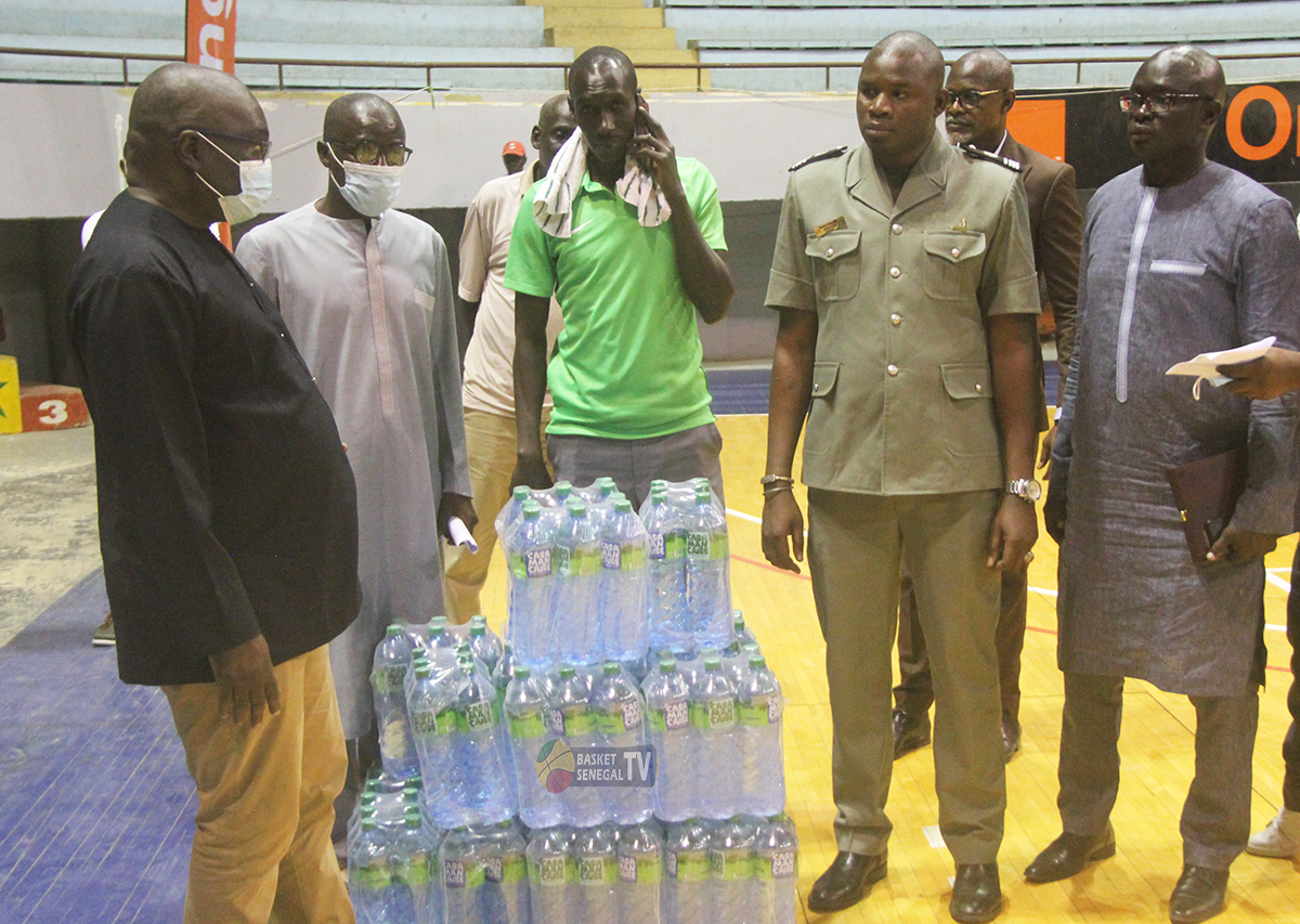 Basket_Senegal's tweet photo. BAL 2020 : La Fédération Sénégalaise de Basketball accompagne l'AS Douanes dans sa préparation, avec la remise d'un lot d'eau minérale hier lors de la séance d'entrainement des gabelous...
@as_douanes @FSBBOFFICIEL 
#ASDOUANES #fsbb #Senegal #bal2020 #basketsenegal #kebetu #FIBA https://t.co/nfNYqN03yO