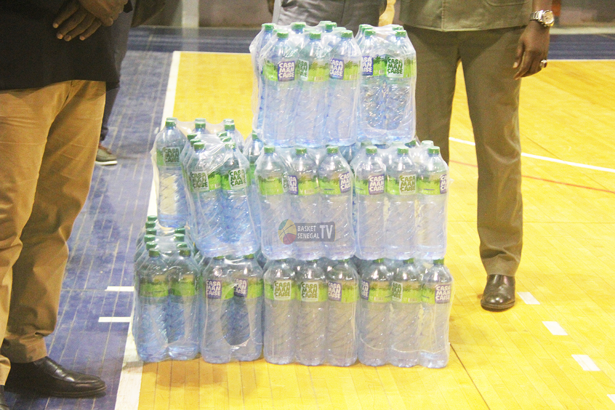 Basket_Senegal's tweet photo. BAL 2020 : La Fédération Sénégalaise de Basketball accompagne l'AS Douanes dans sa préparation, avec la remise d'un lot d'eau minérale hier lors de la séance d'entrainement des gabelous...
@as_douanes @FSBBOFFICIEL 
#ASDOUANES #fsbb #Senegal #bal2020 #basketsenegal #kebetu #FIBA https://t.co/nfNYqN03yO