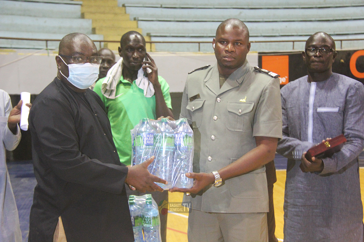 Basket_Senegal's tweet photo. BAL 2020 : La Fédération Sénégalaise de Basketball accompagne l'AS Douanes dans sa préparation, avec la remise d'un lot d'eau minérale hier lors de la séance d'entrainement des gabelous...
@as_douanes @FSBBOFFICIEL 
#ASDOUANES #fsbb #Senegal #bal2020 #basketsenegal #kebetu #FIBA https://t.co/nfNYqN03yO