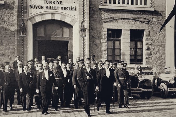 htk_61's tweet photo. Cumhuriyetimizin doksan yedinci yılında başta Gazi Mustafa Kemal Atatürk ve silah arkadaşları olmak üzere istiklal mücadelemizin tüm kahramanlarını, şehit ve gazilerimizi rahmet,minnet ve şükranla anıyorum.
🇹🇷Cumhuriyet Bayramımız kutlu olsun.🇹🇷 https://t.co/rSSpqYIVA6