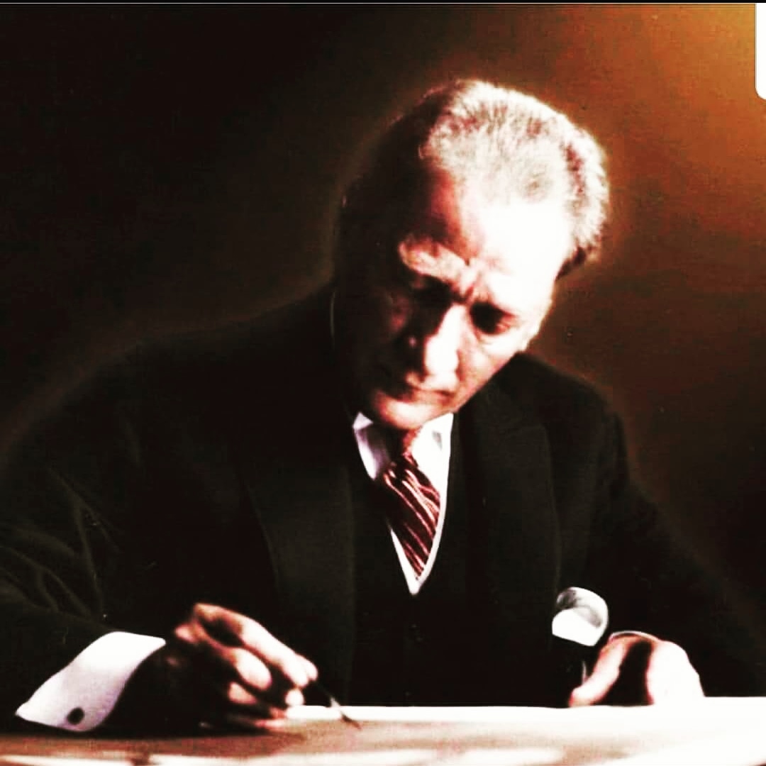 yonetmenler's tweet photo. "Uçurum kenarında yıkık bir ülke… Türlü düşmanlarla kanlı boğuşmalar… Yıllarca süren savaş… Ondan sonra, içeride ve dışarıda saygı ile tanınan yeni vatan, yeni sosyete, yeni devlet (Sürekli alkışlar) ve bunları başarmak için aralıksız devrimle" #CumhuriyetBayramımızKutluOlsun https://t.co/xG64bFyfct
