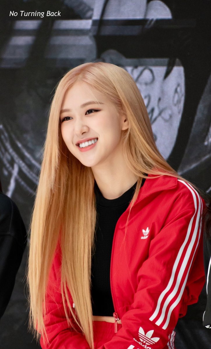hourly rosé tweet media