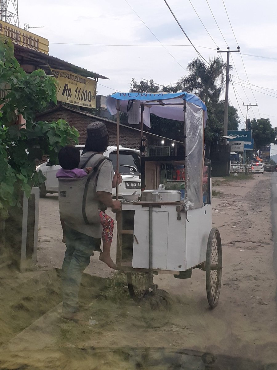 51527B's tweet photo. Bapak ini
Berjualan sambil
 menggendong anaknya..
Cb kawan² merenung
Sesering ap kawan² 
Mengeluh tentang..

"HIDUP"..!! https://t.co/2eeVu4ZTeA