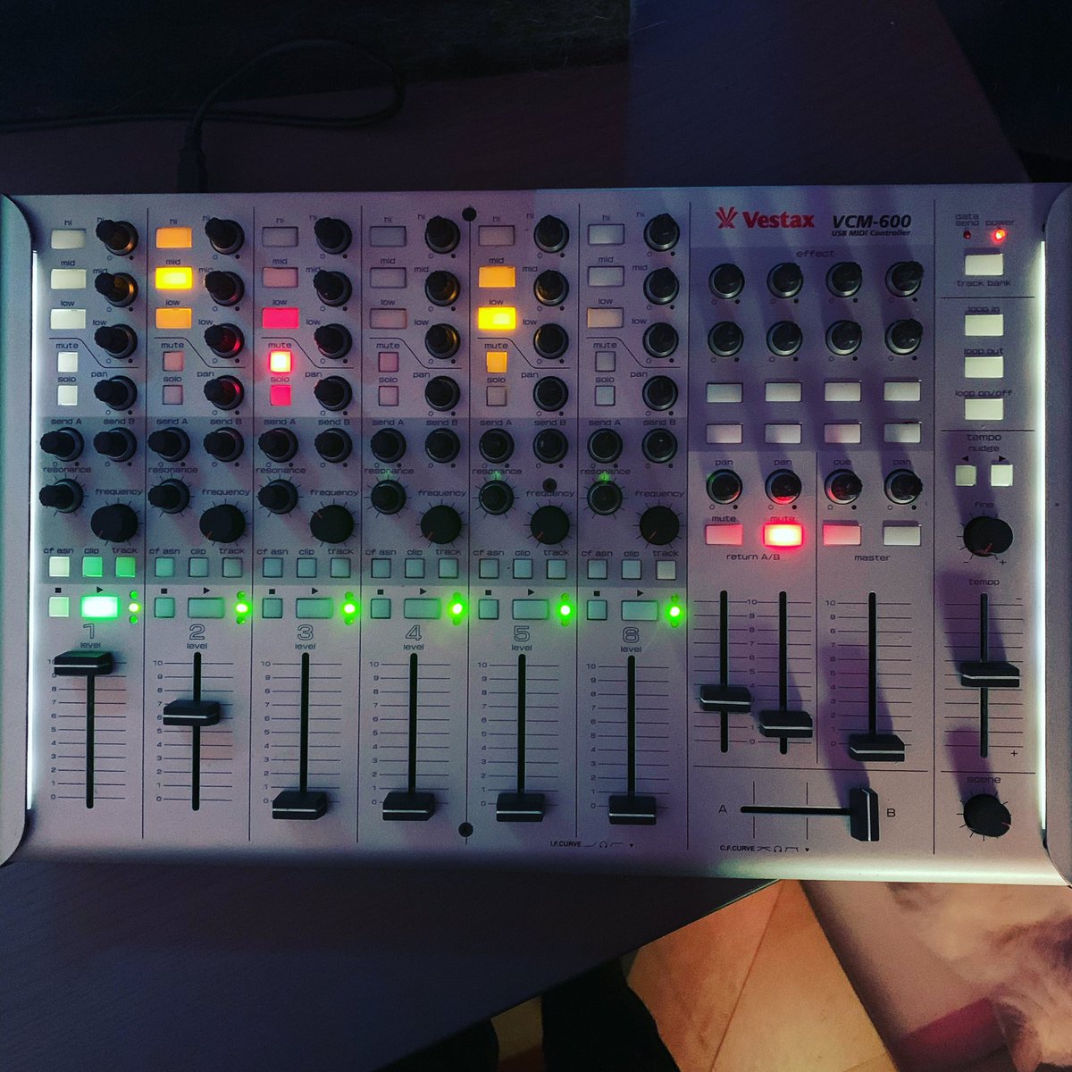 I ❤️ my Vestax VCM-600. Still the best MIDI controller ever, to