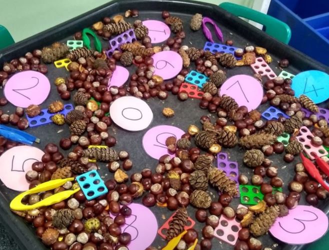 AgnesSSOE's tweet photo. 🍁🍂Wil je eens iets anders met je zandtafel? Of wil je Numicon combineren in thema herfst? Probeer dit eens: leg een bak vol met herfstmateriaal. Numicon vormen en getallenkaartjes erin. Laat ze lekker ontdekken! #Numicon #herfst #onderwijs #thuisonderwijs #rekenen #twinkl #fun https://t.co/YHZX2vmKTV