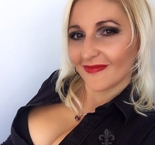 Découvre "Mon Monde" et envolons-nous dans notre Passion: le BDSM.Ensemble, nous allons, comme dans un Livre D'Or, tourner page après page à découverte d'Emotions extraordinaires, Sensations inconnues, Passions interminables, Moments de désirs, fantasmes..