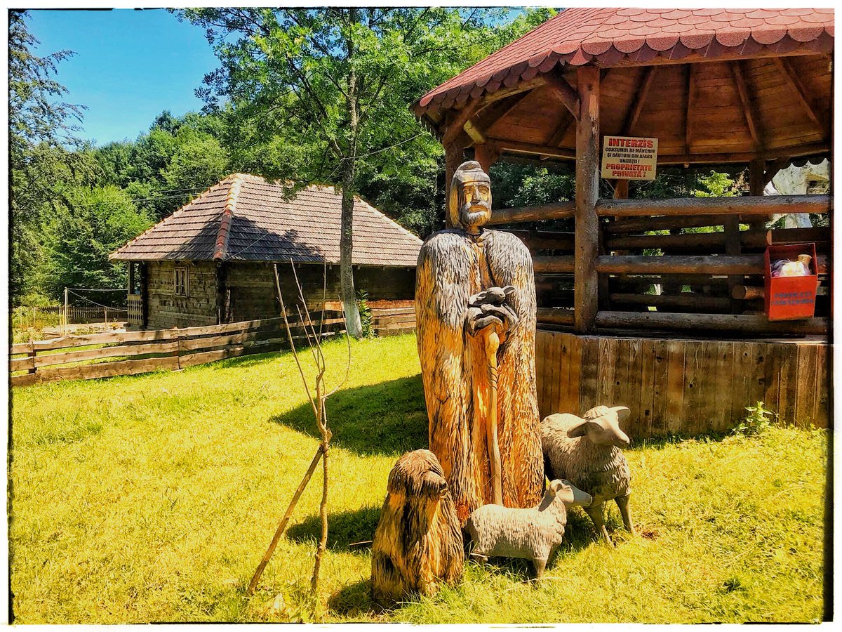 EuropeGenesys's tweet image. Toamna prin locul de naștere al poporului român! Să înțelegi acest popor nu îți ajunge o viață. Descoperă Ținutul de #basm 💙💛❤ la 360 ° lnkd.in/e_GWDQk #Hunedoara #prinHunedoara #povestealocurilor