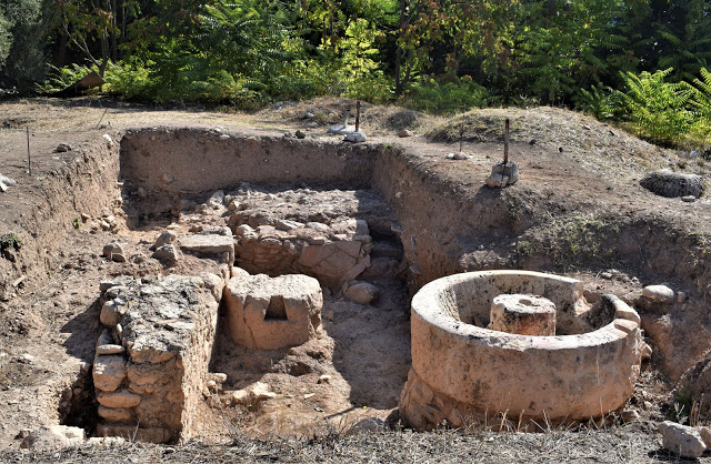 Sarah404BC's tweet photo. The #Roman #Balneum in #Rafina with unique inscribed olive press basin dedicated by Claudia Nikogora wife of Marcus Junius Mnaseas, also mentioned in the inscription, treasurer of the #Amphictyonic League in #Delphi, 212 AD
https://t.co/nOxAeRQUJ0 https://t.co/HQjqPgV8au