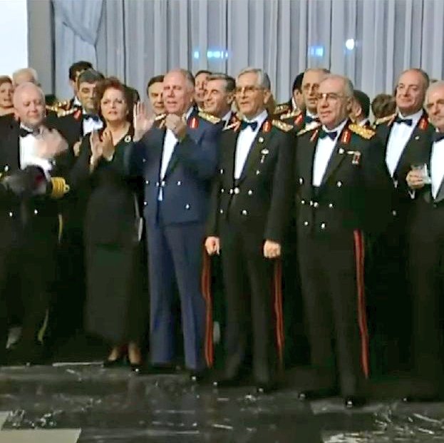 Parlak avizeli salonlarda valse kalkmak yok mu bugün?