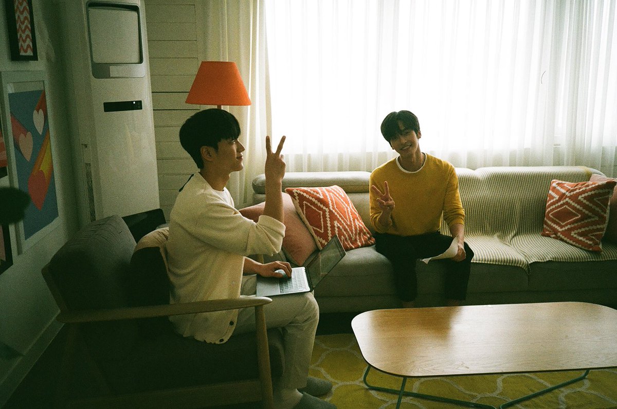 M_jihu's tweet photo. #솔로말고멜로 #콬tv #유투브 6시 
오늘 4화 마훈 너무 재밌다는데 올꺼죠? 
놀러오세요~
민철이랑 투샷도 뒤에 😉
도연포토님 명작을 찍어줘서 고맙습니다 🙏 https://t.co/f6wcMzRj3Z