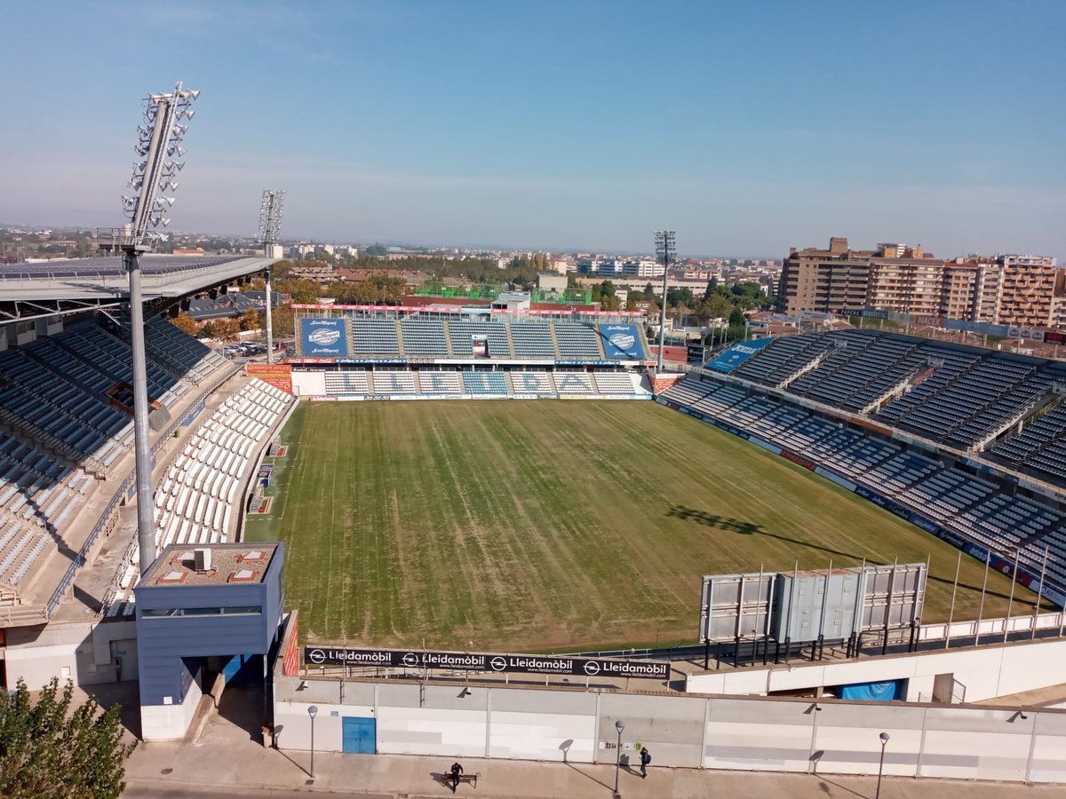 danicatradio's tweet image. ESPECTACULAR millora de l'aspecte del terreny de joc del Camp d'Esports de #Lleida en només 1 setmana.
A punt per a la tornada del @Lleida_Esportiu el 8 de novembre vs @UELlagostera #2aB.
8 mesos després !
#futbolcat