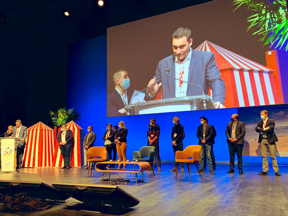JeunesAgri's tweet photo. Début de la dernière journée du #CongresJA avec la présentation du nouveau bureau :
➡️ Réélection de @vandaele_sa en tant que président 
➡️ Réélection de @gaillot_arnaud en tant que secrétaire général 
Une nouvelle équipe motivée pour défendre le renouvellement des générations ! https://t.co/yS6uiLq3VD