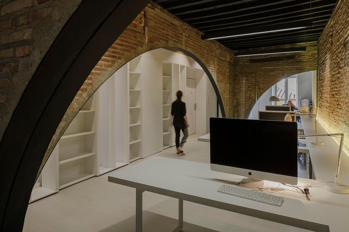 CM4arquitectos's tweet photo. #juevesdearquitectura Babydog de @CUACarchitects Una oficina proyectada en torno a un muro de carga convertido en arcada https://t.co/41B5EEkwnU https://t.co/TefccESfsB