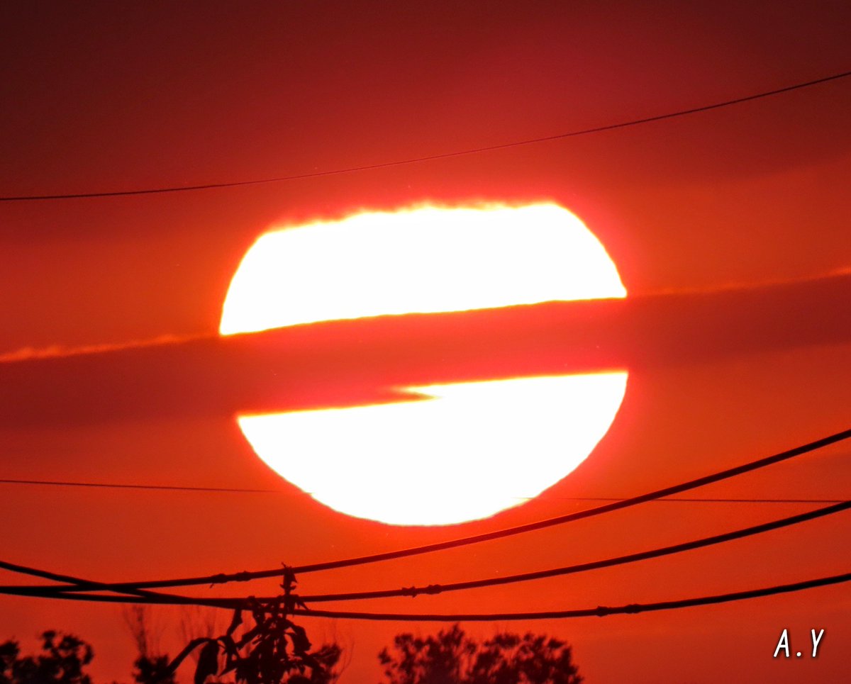 yumeasutw's tweet photo. 真っ赤な夕日🌇
お疲れ様です🏁
西から広がり始めたグレーの雲間から、真っ赤な #夕日 が沈んで行きました
東の空の #積雲 もピンクに染まり #十三夜月 (月齢12.5)が昇っています。
#夕空 #夕焼け #鉄塔 #電線
#日光連山
#sunset
#空の名前
#雲の教室
#マジックアワー
#層積雲
#鷺
#a2020 #a1029 https://t.co/gJLlWeH34e