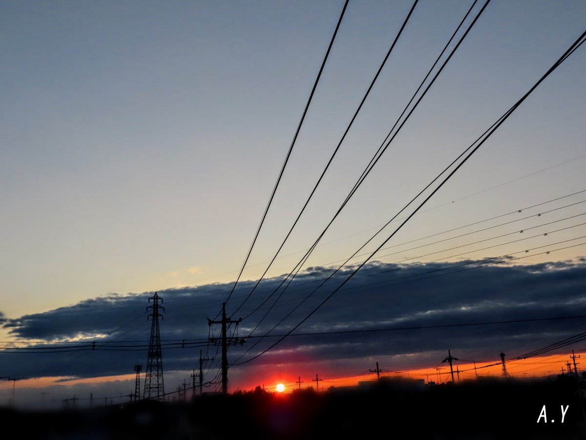 yumeasutw's tweet photo. 真っ赤な夕日🌇
お疲れ様です🏁
西から広がり始めたグレーの雲間から、真っ赤な #夕日 が沈んで行きました
東の空の #積雲 もピンクに染まり #十三夜月 (月齢12.5)が昇っています。
#夕空 #夕焼け #鉄塔 #電線
#日光連山
#sunset
#空の名前
#雲の教室
#マジックアワー
#層積雲
#鷺
#a2020 #a1029 https://t.co/gJLlWeH34e
