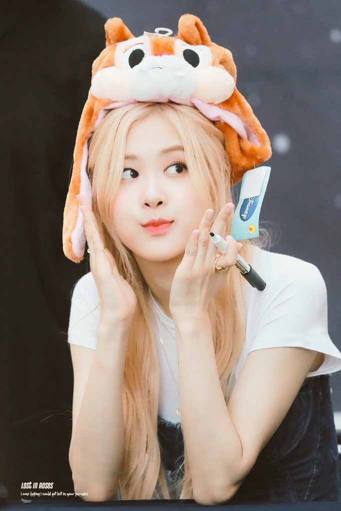 chaefrutillita's tweet photo. No les pasa de que todo va normal hasta que..... rose best girl?
Por que a mi si me pasa
#roseblackpink #ROSEBESTGIRL #roseteamo #Rose
#BLACKPINK 
Rose pisame la cara te amo
#rosebestgirl💜 https://t.co/dcDHCAYXYw