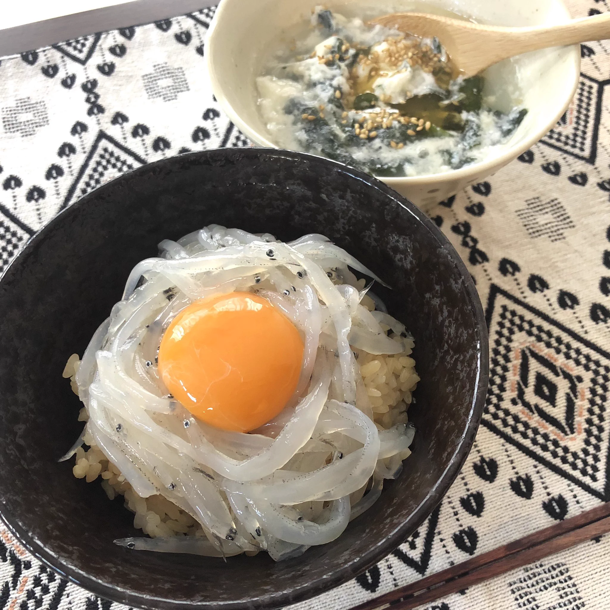 ツイート見て5分で真似出来る。それが山本ゆりさんレシピの好きなところ。冷蔵庫にあった特売の妙にデカイ謎白魚も載っけて贅沢の極み...😇
ちょうど子も寝たので久しぶりにちゃんと昼ごはん食べる。  