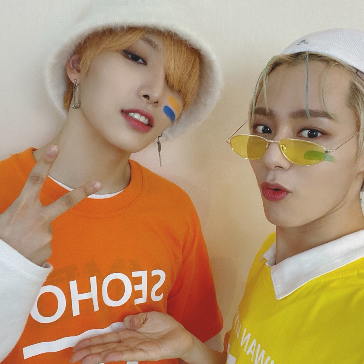 official_ONEUS's tweet photo. [#환웅]
마이 네임 이즈 환웅💛
앤드 마이 브라더 네임 이즈 서호🧡 https://t.co/9ZAd7SsxRp