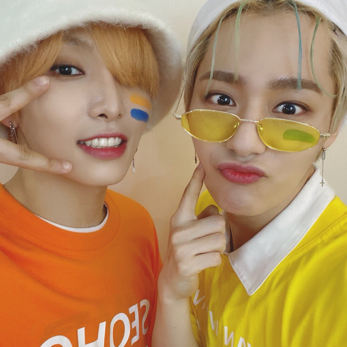 official_ONEUS's tweet photo. [#환웅]
마이 네임 이즈 환웅💛
앤드 마이 브라더 네임 이즈 서호🧡 https://t.co/9ZAd7SsxRp