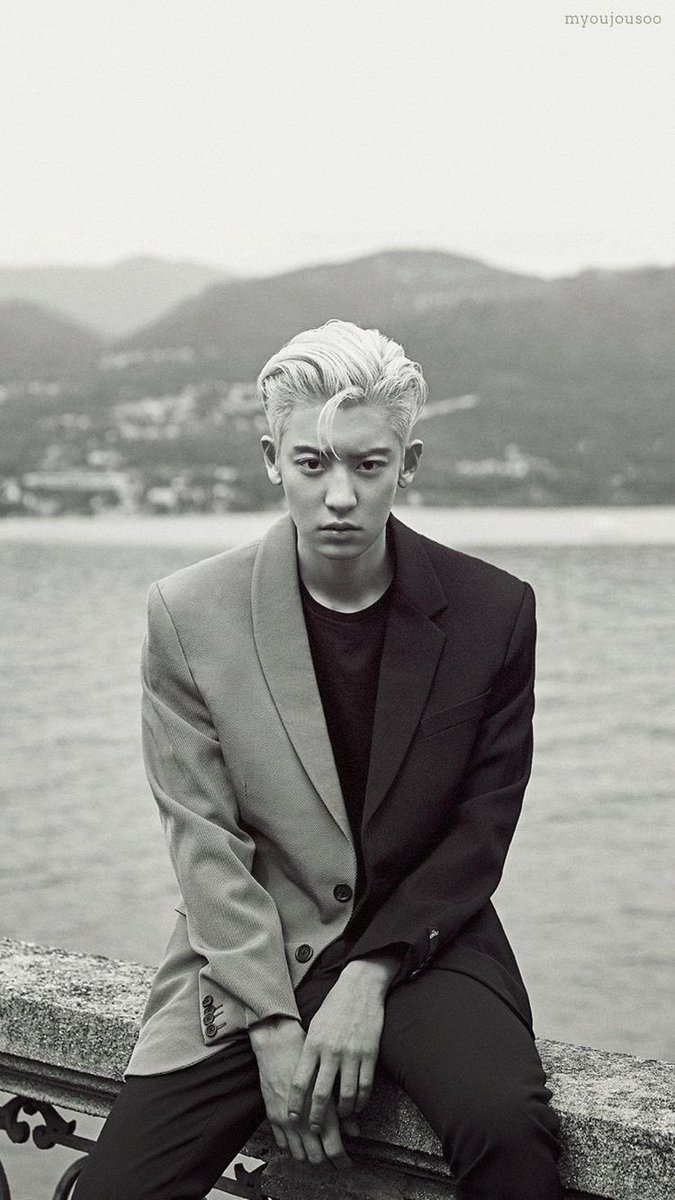 he looks SO GOOD with that blazer @weareoneEXO  #EXO