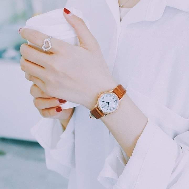 كلما كبرت بالعمر وجدت أنه من غير الممكن العيش إلا مع الذين يحرّروننا، ويحبوننا حباً خفيف الحمل، الحياة اليوم قاسية جداً، مريرة جداً، مرهقة جداً، حتى نتحمل ايضاً عبودية جديدة آتية من الذي نحبه.❤