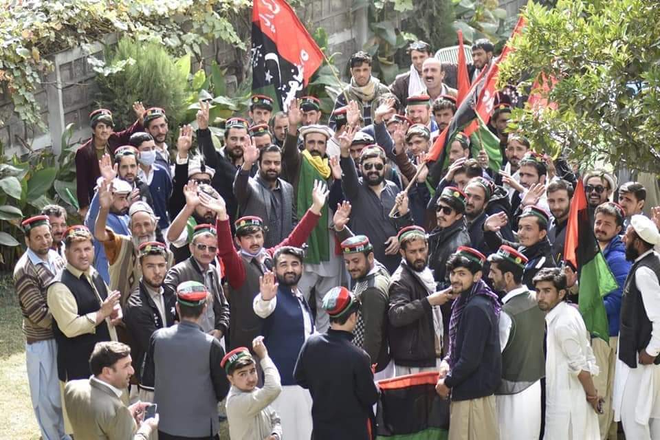 AdilPYOkp's tweet photo. @SamiKhanKp  with energetic Youth of #Chitral

Thank you #PYO_Chitral 💪💪
@MirSohrab @wajahatullahkh7 @PPPLeaders https://t.co/Ky2FUljNKM