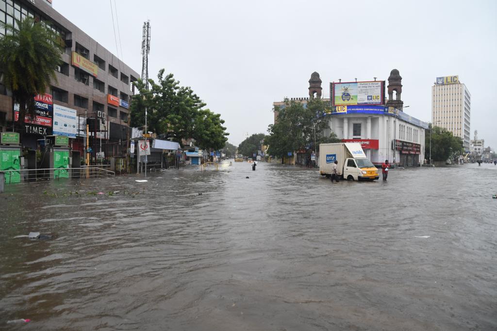 THChennai's tweet photo. #Chennai woke up to thunderstorms and flooded roads on #Thursday morning as Northeast #monsoon set in vigorously. Anna Salai - GP Road junction, Ponnamalee High Road and Anna Nagar West seen flooded here. Photos: S.R. Ragunathan, R. Ragu, K. Pichumani #ChennaiRains https://t.co/ywEJIA8RXV