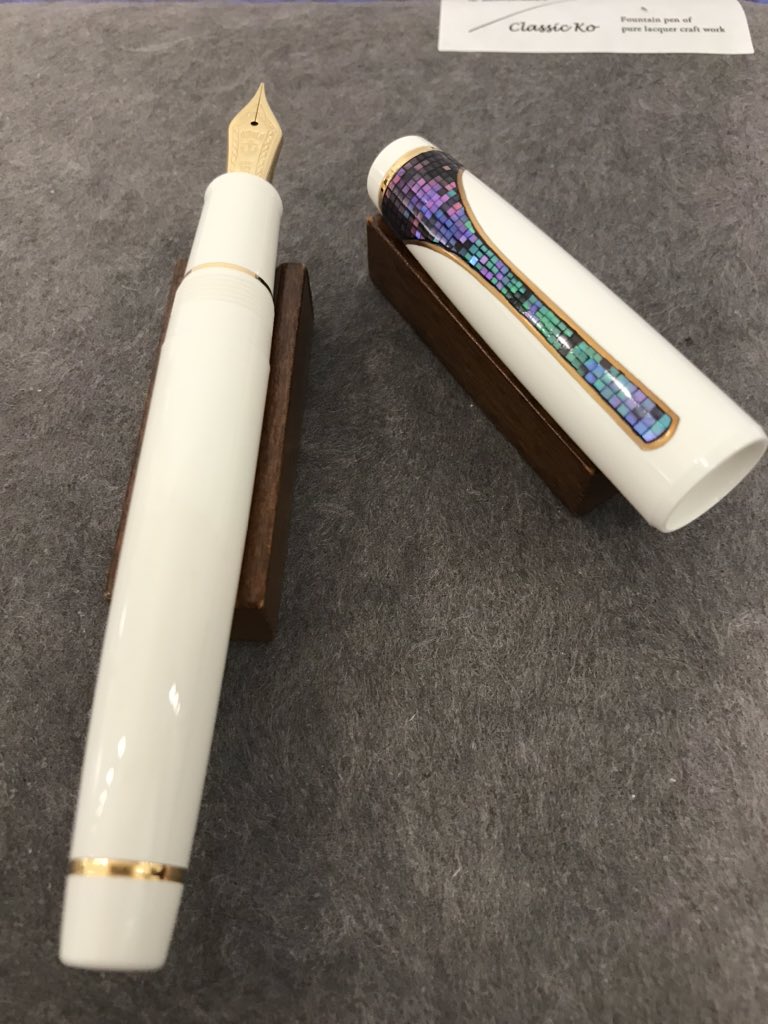maruzen_maruhon's tweet photo. 【4階文具】#セーラー万年筆 よりジュエリーブランド #ClassicKo との #蒔絵文房万年筆 を発売しました❗️
素材の質感と伝統の手仕事で仕立て、その世界観をしつらえた、新しい佇まいの #蒔絵万年筆 です。
ぜひご覧下さいませ https://t.co/NFAXZof4Eb