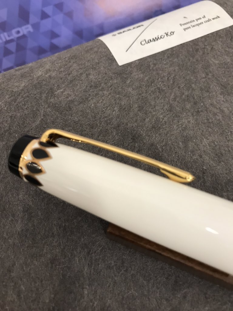maruzen_maruhon's tweet photo. 【4階文具】#セーラー万年筆 よりジュエリーブランド #ClassicKo との #蒔絵文房万年筆 を発売しました❗️
素材の質感と伝統の手仕事で仕立て、その世界観をしつらえた、新しい佇まいの #蒔絵万年筆 です。
ぜひご覧下さいませ https://t.co/NFAXZof4Eb