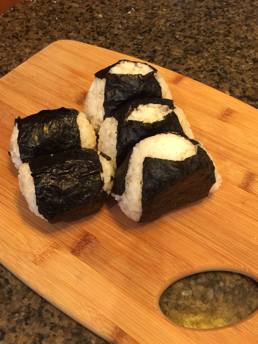 kaomom1010's tweet photo. おにぎり握るの相変わらず下手くそだけど😂

三角🍙(ツナマヨ)
俵🍘(ゆかり昆布)

これ持って今日はちょいっと遠出してきます❣️

#OnigiriAction 
#onigiriaction2020 https://t.co/oA7UuYZt8R