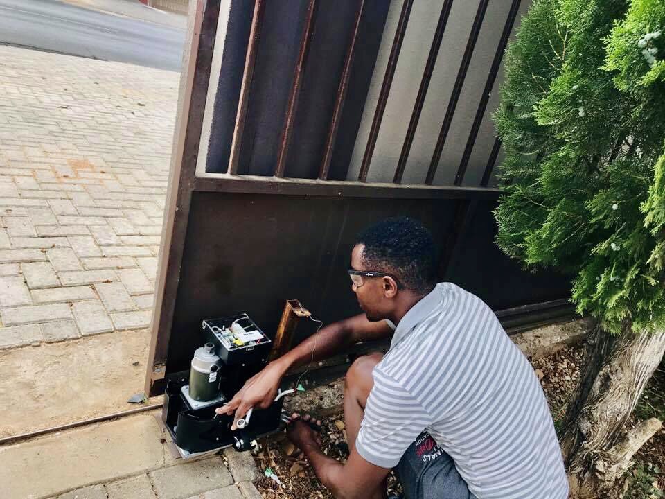 AdvanceInvestm1's tweet photo. OUR SERVICES🇳🇦

•GARAGE DOORS
•ALARM SYSTEM 
•GATE MOTORS/AUTOMATION
•CCTV CAMERAS
•ELECTRIC FENCING
•DSTV INSTALLATION 
•ADVANCE VEHICLE TRACKING 

☎️0813159343 
📧info@advanceinvestmentsgroup.com https://t.co/G3BOScY4V9
