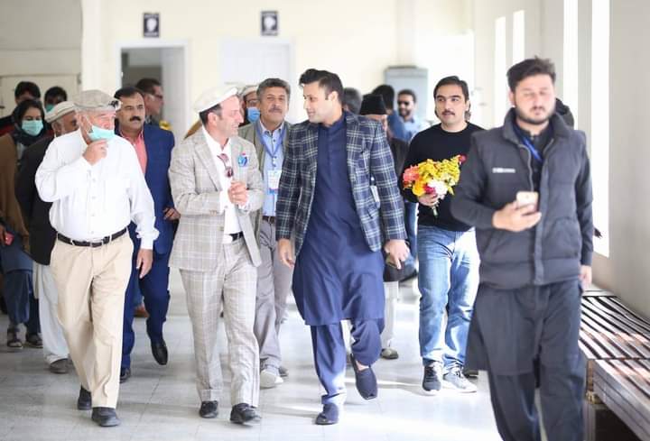 AfganRizaPTI's tweet photo. ملک کے شمالی علاقہ جات میں سیاحتی سرگرمیوں میں تیزی
سیاحوں کی آمد کے باعث ہوٹل انڈسٹری میں سرمایہ کاری کے مواقع بھی بڑھنے لگے
چترال میں سیاحوں کی سہولت کیلئے پہلا فائیو اسٹار ہوٹل تعمیر ہوگا
@sayedzbukhari in #Chitral
#AAIM #Bejaan https://t.co/10hyJsgZd7 https://t.co/s32EoNXV6F