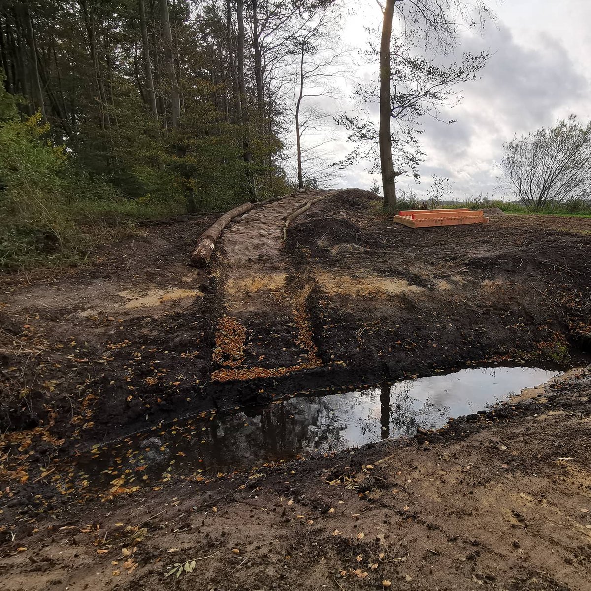 Zaterdagochtend gaan we deze brug plaatsen <a href="/mtb_route/">Mtb-Route #Roggebotzand powered by Perima Cycling</a>
Opening van de #rockgarden komt heel dicht bij zo #trailbuilding met #vrijwilligers in samenwerking met #Boskalis en <a href="/Zuiderzeeland/">Waterschap Zuiderzeeland</a> in het kader lokale meerwaarde voor Versterking #Drontermeerdijk en ism #StichtingRoggebotzand