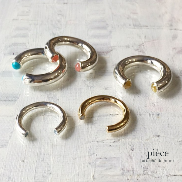 piecezetta's tweet photo. ちなみに、hugRingは大まかに分けて3タイプ。
細い・太い・パールの種類があります✨
細をピンキーにしたり、太を親指にしたり、はたまたお好みの石をセッティングしたり…と色々と楽しめるリングです。パールのリフォームにも向いていますよ😉
#piecezetta #hugRing #ジュエリーリフォーム https://t.co/VVZJA1Gj5Q