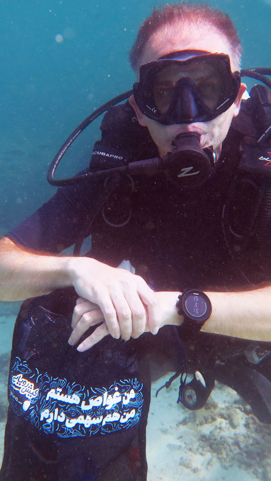 PLAN4theLAND's tweet photo. کیسه‌های توری را با هدف اینکه هر غواص همراه خود بخشی از زباله‌های زیر آب را جمع آوری کند تولید کرده‌ایم و در اختیارشان قرار می‌دهیم 
 
گالری گونا ما را در تولید این کیسه‌ها حمایت کرد 

#kish
#plan4theland 
#seacleanup #underwater 
#scubadiving https://t.co/w6q6Q62EE6