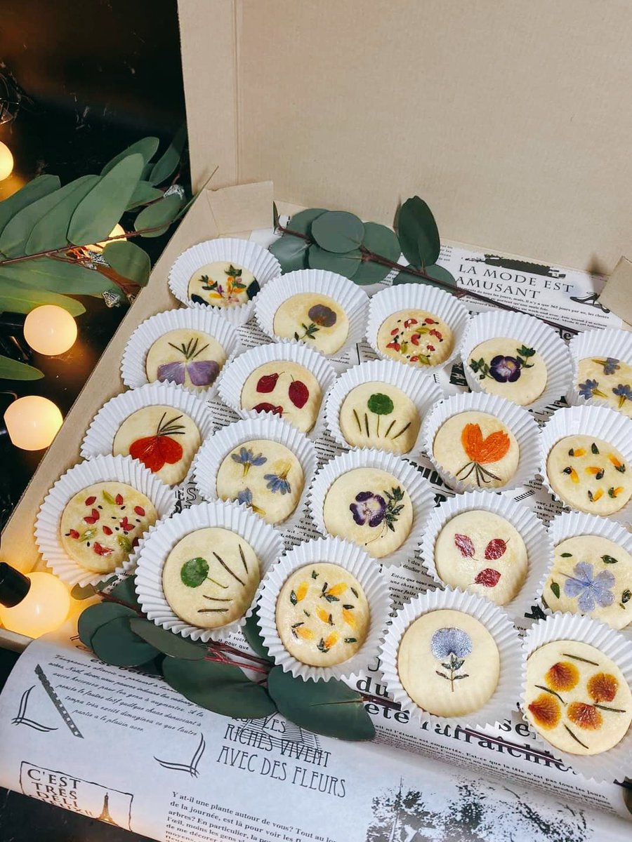 korborrr's tweet photo. { 2 } ในส่วนของดอกไม้เราก็มีให้นะคะ Edible flower cookies 🌸🌹🌼

คุกกี้เนยสดใส่ดอกไม้กินได้ ประทับชื่อ DUNBAS สำหรับส่วนกลาง 40 ชิ้น

และ 2 กล่องพิเศษสำหรับ #ดุลบาส ประทับ #DUNROMCH BBASJTR DUNBAS FIGHTING MARBLES 🍪
#บาสเด็กอ้วนที่แท้จริง 

#DunBasDelivery 🤜🏻🖤🌈🤛🏻 https://t.co/Yi1Ux7AegU