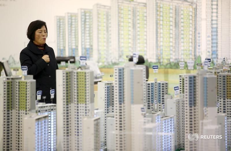 The People's Bank of China has asked developers to report monthly investments, loans and more. It’s an extraordinary step to rein in China Evergrande and peers, which have amassed at least $2.5 trillion of debt, writes @ywchen1: https://t.co/A0SovsMxrJ https://t.co/mjwUI2hx7K