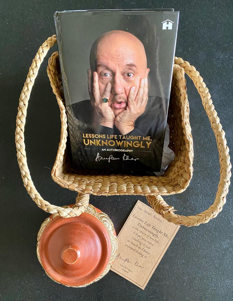 iamsonalibendre's tweet photo. Yummy ladoos!!! Got distracted by them 😂.
Can’t wait to read about your amazing journey! Wishing you all the best...keep scaling new heights.
@AnupamPKher https://t.co/1CqiJ0rlKD