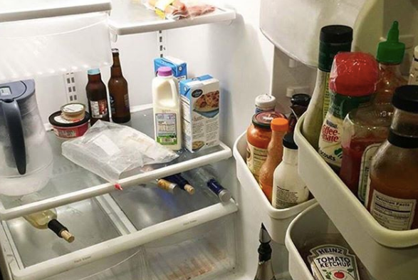 CauseWereGuys's tweet photo. Fridges in your 20's: 70% condiments, 20% alcohol &amp; 10% expired dairy https://t.co/TeXVhbcIfb