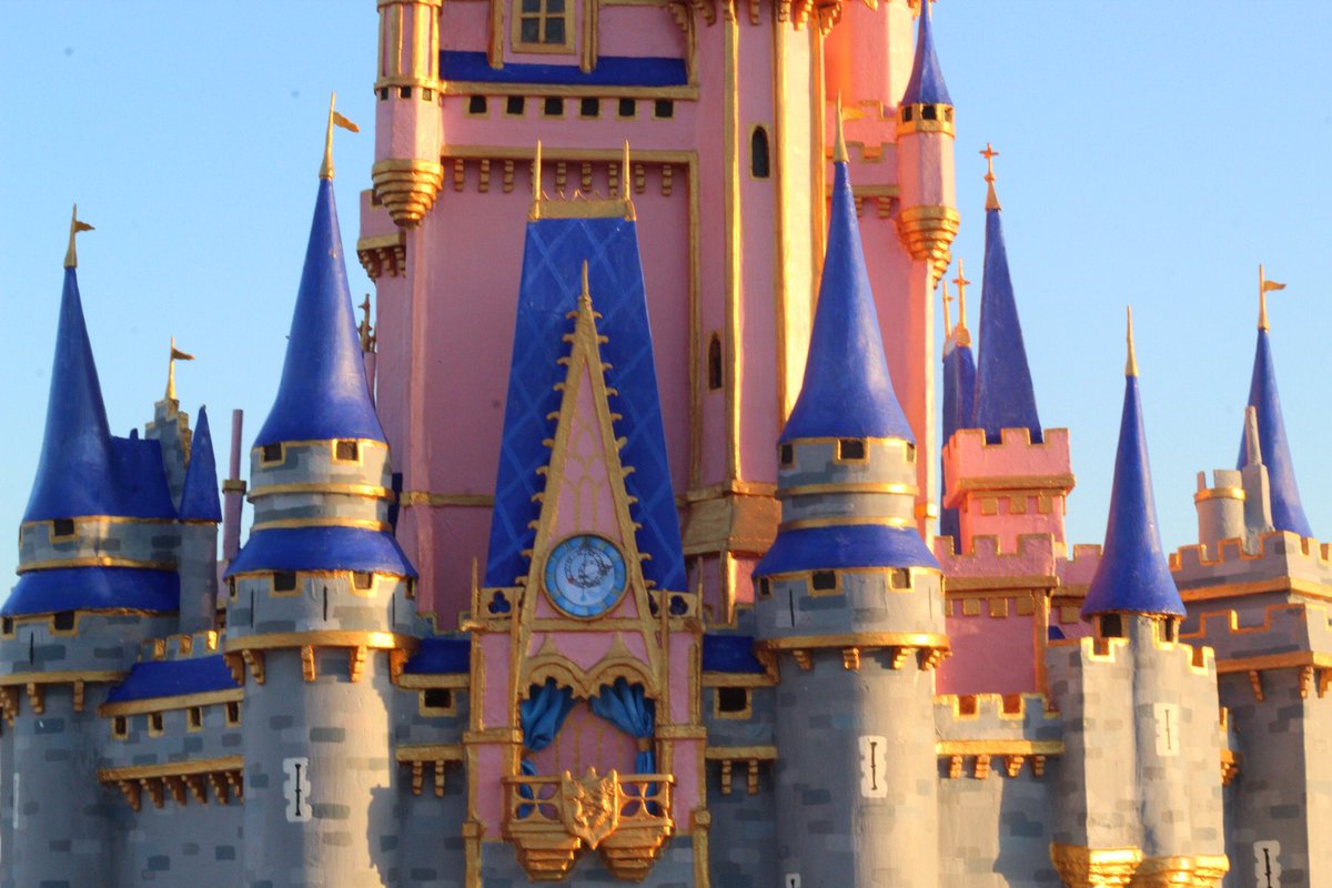Where the dreams come true... siempre soñé despertar todas las mañanas y ver el castillo de Disney World en mi cuarto. Despues de mas de mil horas de trabajo lo completé, maqueta a escala de Cinderella castle en #magickingdom #DisneyWorld
