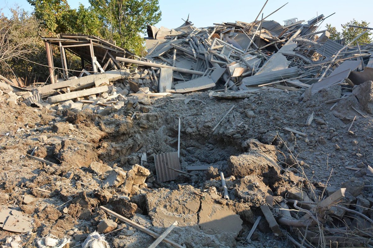 ShStepanyan's tweet photo. Azerbaijani forces hit Artsakh's capital Stepanakert with Smerch MLRS again at about 8.03 a.m.,
A residential house &amp; a car were destroyed, another nearby building collapsed from the strike.
The owner of the house &amp; a neighbor received injuries &amp; were transported to med facility https://t.co/VMiYS0pRh9