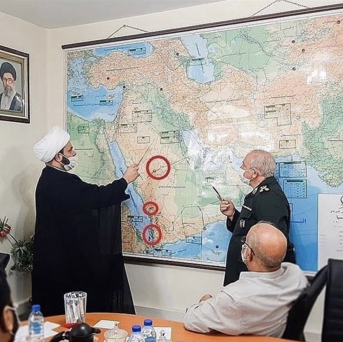 Ha0M0ad's tweet image. أيران 
. صورة تظهر القيادي في حركة النجباء العراقية ايمن الكعبي
و القيادي يحيى الصفوي من الحرس الثوري الايراني و قيادات اخرى
في احد المعسكرات بوسط طهران اثناء تحديد اهداف عسكرية
و الاهداف واضحة امامكم وسهامهم تشير الى السعوديه ودوائر على السعوديه واليمن قاتلهم الله.