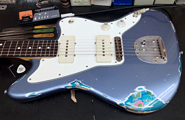 ブルー・フラワー ↓ 白 ↓ アイス・ブルー・メタリックの順で塗り上げ