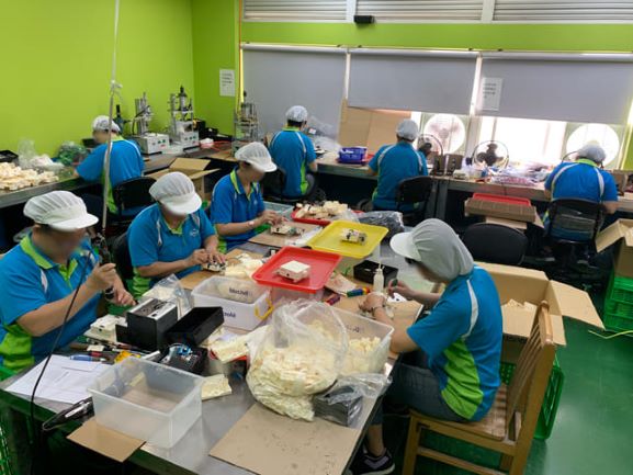 1つの商品が出来上がるまでに様々な工程があり多くの方々が携わり商品が出来あがります！こちらの画像は台湾の工場です。生産工場の方々に感謝です！！謝謝！！