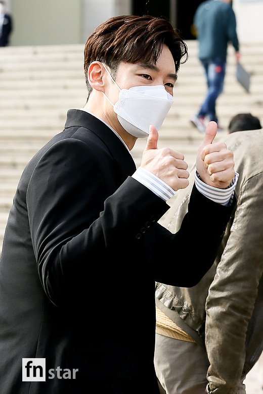 theseoulstory's tweet photo. 📸 Lee Je Hoon today on his way to the KBS building looking handsome even with the mask on 💕 https://t.co/q42Nw45miv