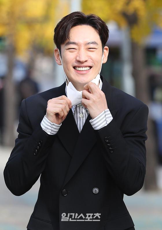 theseoulstory's tweet photo. 📸 Lee Je Hoon today on his way to the KBS building looking handsome even with the mask on 💕 https://t.co/q42Nw45miv