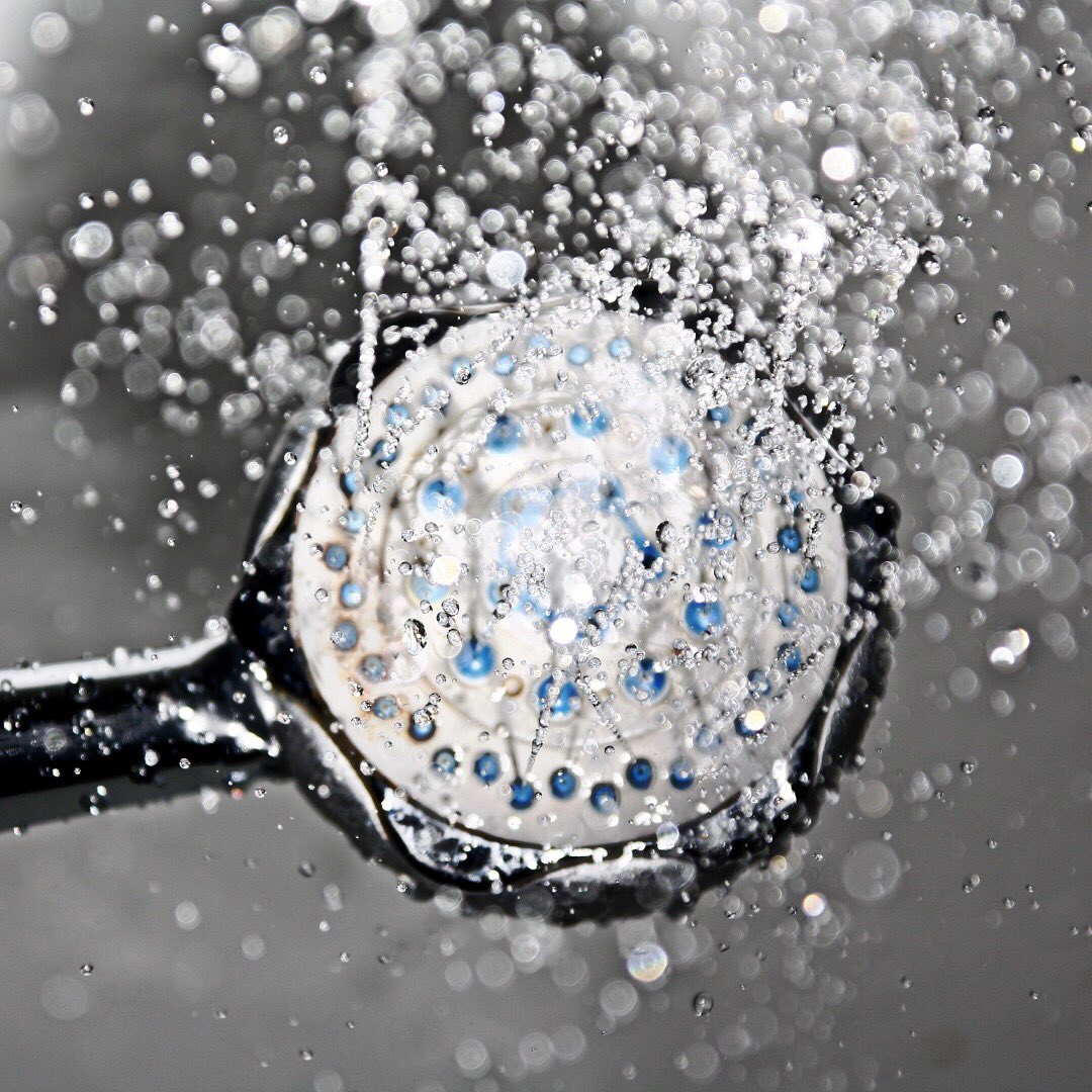 Met een waterbesparende douchekop kun je tot wel 35% besparen op water en de energie die nodig is voor het opwarmen van het douchewater #duurzametips