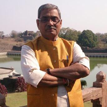 Suhas_S_Bhagat's tweet photo. श्री अरविन्द जी कोठेकर समाज समर्पित जीवन था
जिला प्रचारक के रुप में विदिशा,दतिया और मुरैना,मंदसौर में विभाग प्रचारक रहे फिर ग्वालियर संभाग के भाजपा के संगठन मंत्री बनें अभी प्रदेश प्रशिक्षण प्रमुख थे अभी अभी दुःखद अवसान हुआ ईश्वर उनको अपने चरणों में सद्गति प्रदान करें �� शांति https://t.co/F6InDcympI